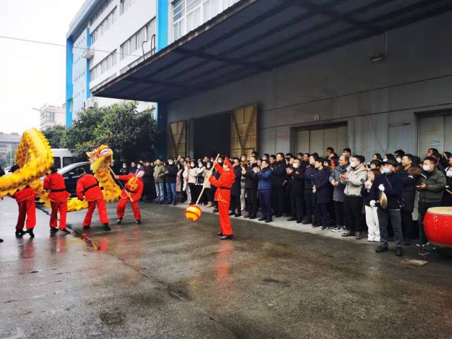 沐鸣2复工舞龙表演